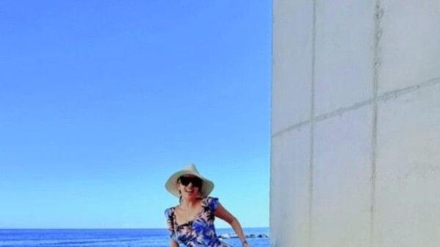 '원조 댄싱퀸' 김완선, 50대 중반에도 '완벽 수영복 자태'…하와이언 모노키니로 여름 만끽