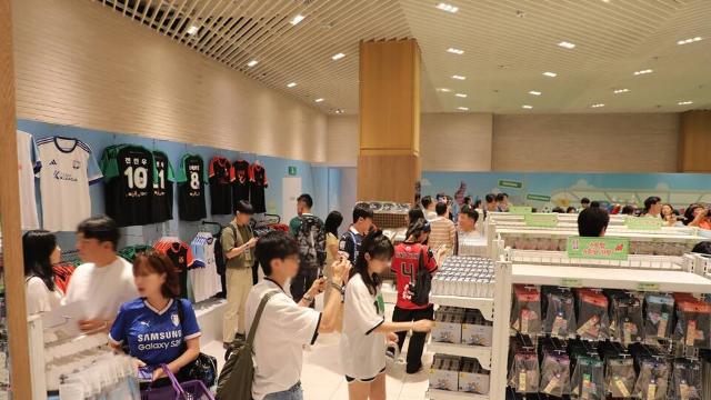 '스포츠부터 뮤지컬까지'…편의점 업계, 팬심 공략 경쟁