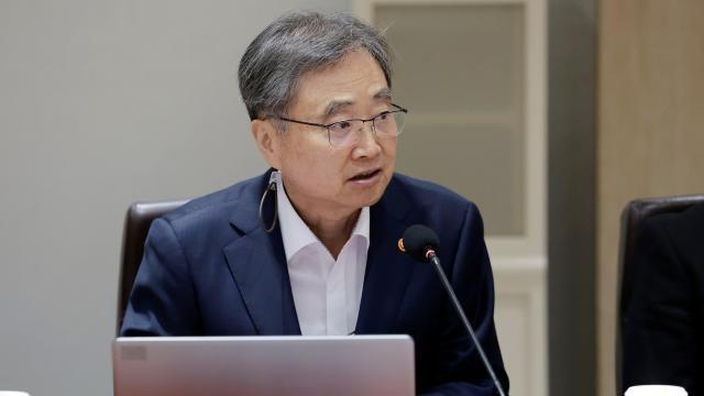 한·중 외교장관 통화…고위급 교류·한반도 문제 등 논의