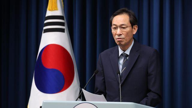 광복절 ‘조국 사면’ 군불때기…李대통령 ‘뜨거운 감자’