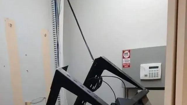 서버 다운됐다는 연락에 재출근한 직원이 볼 최악의 광경,,