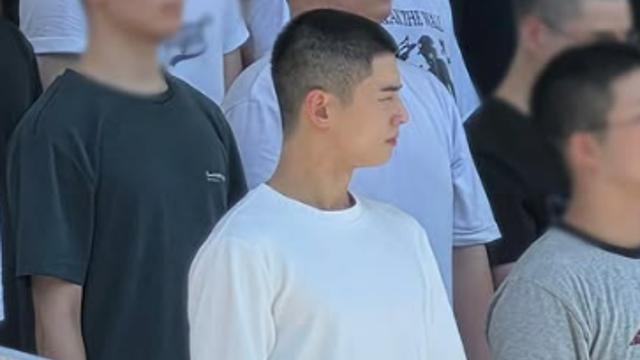 ‘입대’ 차은우, 국군 장병들 사이 눈에 띄는 비주얼…”잘 다녀와”