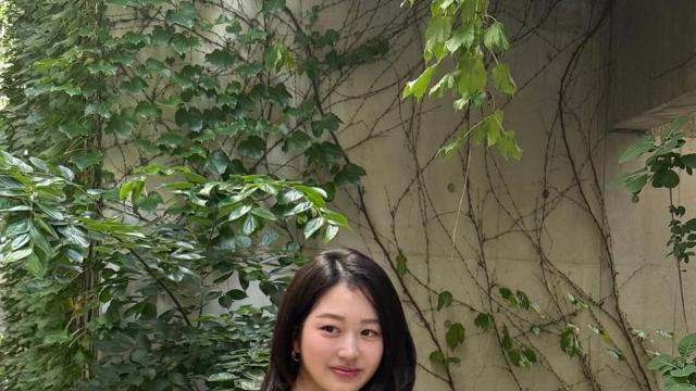 '장원영 언니' 장다아, 시선 강탈하는 여리여리한 어깨선