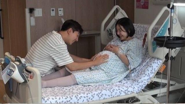레이디제인, 쌍둥이 딸 첫 공개…붕어빵 미모