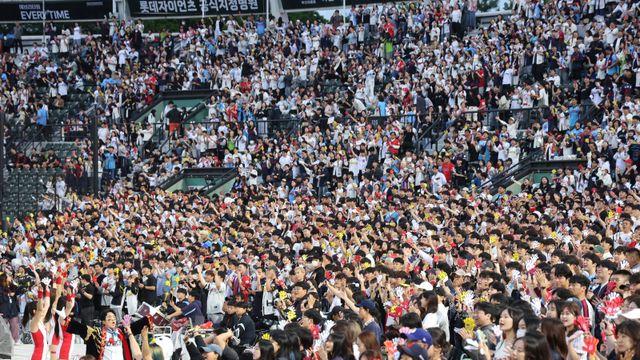 '한화 끌고, 5강 경쟁 밀고' 관중 쓸어담는 KBO리그, 사상 첫 무려 1200만 청신호 켰다 [IS 포커스]