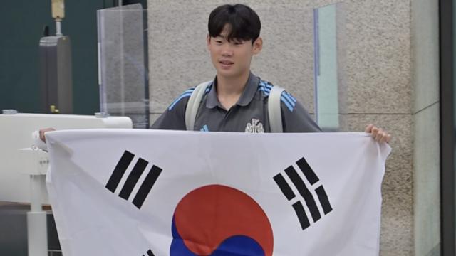 ‘이제는 뉴캐슬 보이’ 박승수, 태극기 들고 수줍은 미소…‘빅버드 복귀 준비 완료’