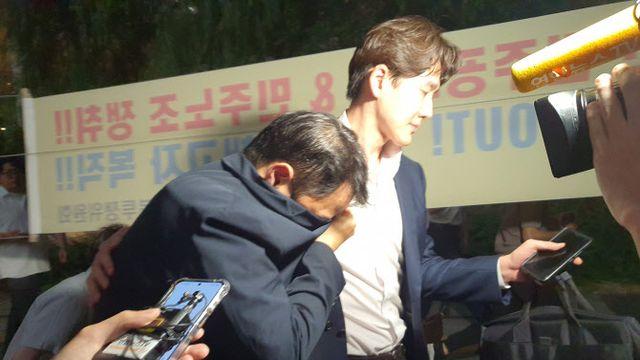 전직 대통령 영부인 오빠...옷깃에 숨어 '후다닥' 빠져나가