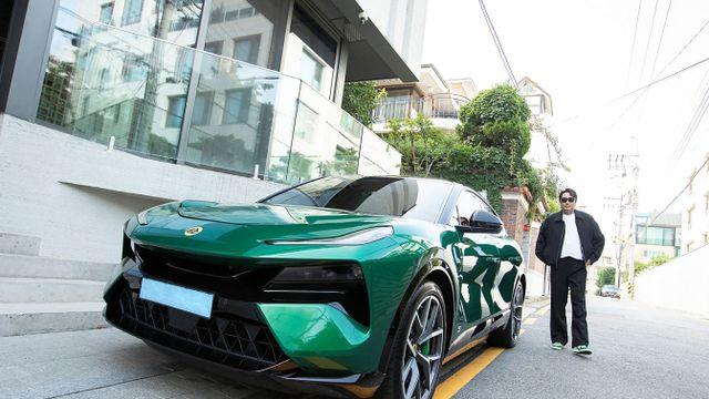 조진웅, 로터스 하이퍼 SUV ‘엘레트라’와 함께 포착