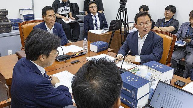 '尹 거부' 노란봉투법, 환노위 소위 與주도 통과…전체회의 예정(종합)