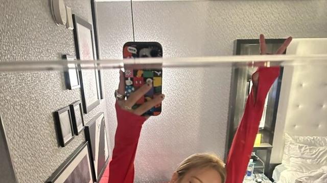 소녀시대 효연, 빨간 상의 사이로 ‘선명 복근’ 과시…DJ 활동으로 다져진 탄탄 몸매