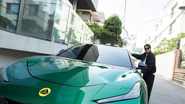 배우 조진웅과 로터스 하이퍼 SUV ‘엘레트라’의 폭발 존재감
