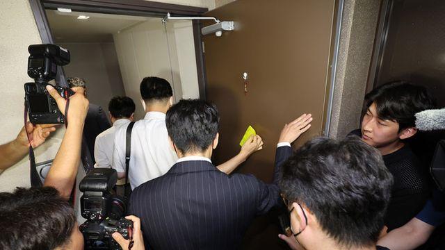 이준석 개혁신당 대표 취임 첫날, '공천 개입' 의혹 자택 압수수색