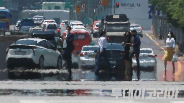 기록적인 폭염에 온열질환자 ‘급증’···7월인데 역대 4위 넘어서