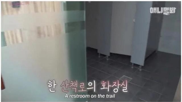 산책로 화장실에서 발견된 한 강아지.  jpg