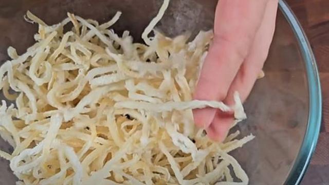 반찬으로 최고인데, 매운 거 못 먹는다면 진미채에 '이것' 넣으면 됩니다