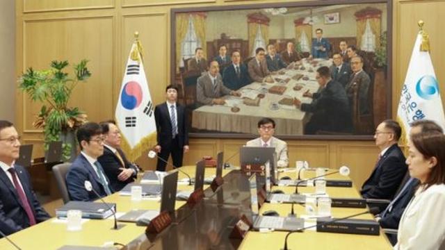 ‘금리동결’ 7월 금통위원 “가계대출 규제 실물경제 영향 모니터링 필요”