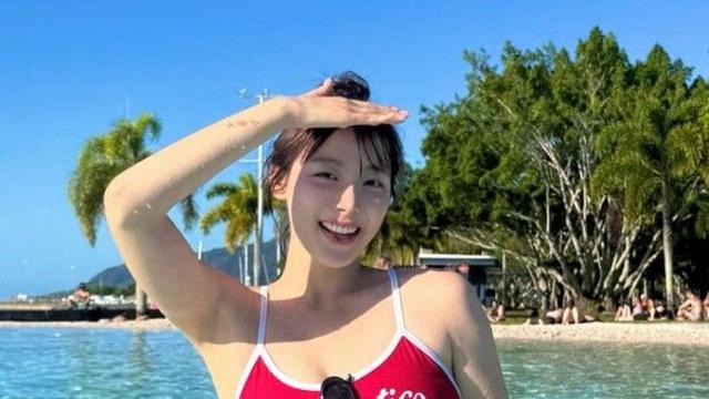 치어리더 하지원, 호주서 '강렬 레드' 수영복 자태…글로벌 팬 사로잡은 '건강美 폭발'