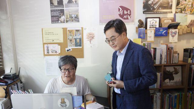 지역서점 찾은 김동연, 민생회복 소비쿠폰으로 책 2권 구매