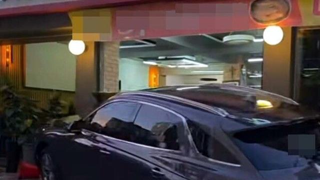 광주서 70대가 몬 승용차 식당 돌진…1명 병원 이송