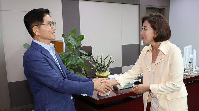 나경원 만난 김문수 “李정권 폭치 막는게 혁신…내부총질 안 돼”