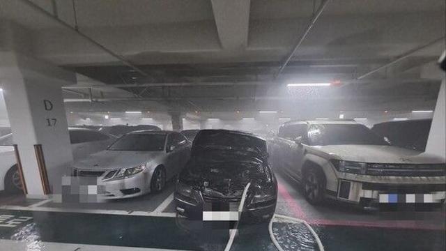 군산 아파트 지하주차장서 차량 불…전소 등 車3대 피해