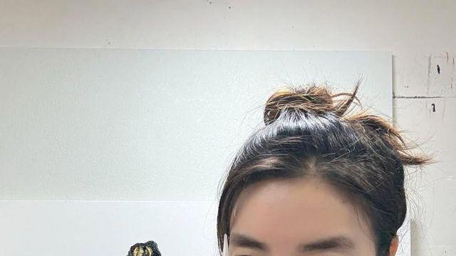김규리, 블랙 슬리브리스 하나로 완성한 '작업하는 언니' 포스! 잉크 묻은 손마저 힙하다