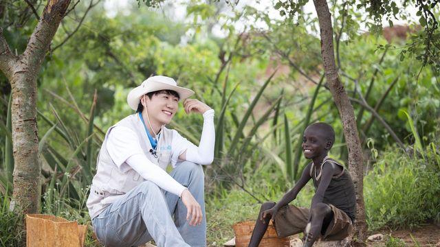 무대 위 '흥부자' 영탁, 이번엔 우간다에서 '희망'을 노래하다