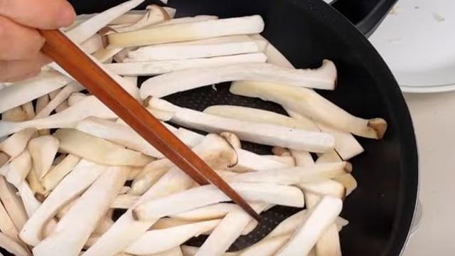 냉장고에 넣어도 식감 안 변하는 '이 반찬', 아이들이 너무 좋아해요