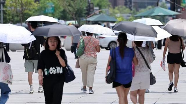 무심코 긁으면 위험한 여름 피부 트러블, 잘못 관리하면 출혈까지 생긴다