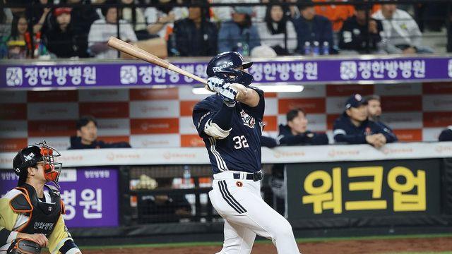 두산 김재환, 통산 274호 홈런으로 김동주 넘어 구단 신기록