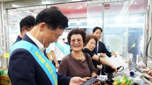 이승로 성북구청장, 전통시장 상인과 소비쿠폰 사용 촉진 캠페인..“빠른 사용으로 지역경제 살리자!
