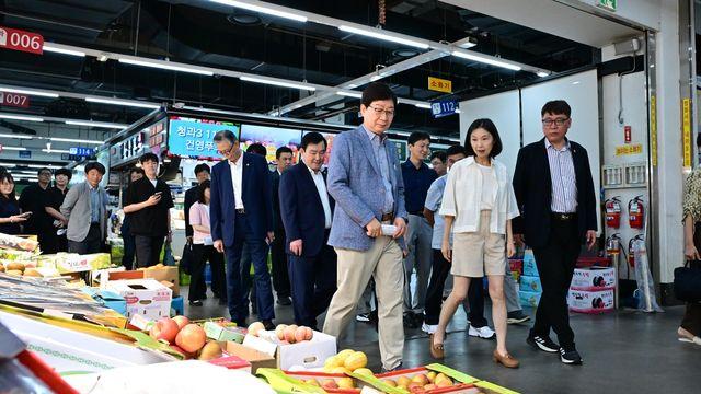 폭염에 농산물 가격 급등…최호정 서울시의장, 가락시장 점검