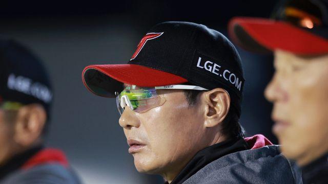 “프로에선 절대 나와선 안돼” 연이은 견제사에 염경엽 감독의 일침[IS 잠실]