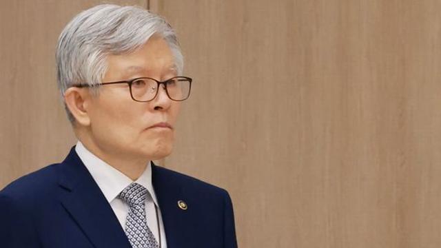 '막말 논란' 최동석, 국무회의서 “요새 유명해져 대단히 죄송”