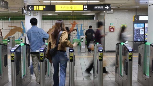 首尔地铁多处站点温度逼近40摄氏度 市民通勤如”蒸桑拿”