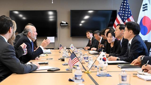 韩国财长具润哲会晤美国商务部长卢特尼克