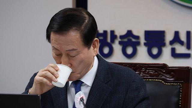 경찰, 류희림 '민원사주' 폭로 직원들 개인정보유출 혐의로 송치