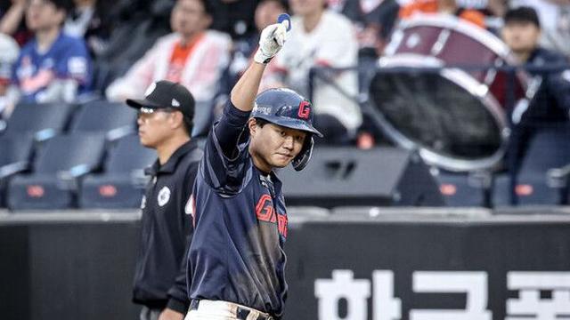'손호영 3타점 맹타' 롯데, NC 6-4로 꺾고 6연승 휘파람