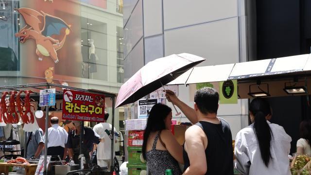 【亚洲人之声】明洞小吃街：烟火气背后的隐忧