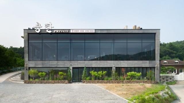 연탄불 고기 향기 따라 커피 향까지… ‘공탄 프라이빗 핸드드립 카페’