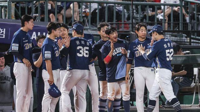 '6연승 갈매기 고공비행' 멈춰세웠다!…NC, '18안타 5도루' 치고 달렸다→'9-4 재역전승' 중위권 도약 발판 [사직:스코어]