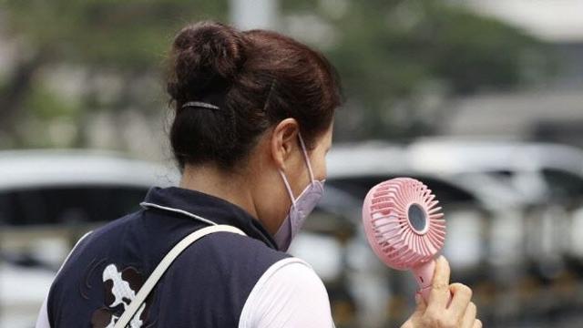 가마솥 더위에 '손풍기' 사용 역효과?…전문가 