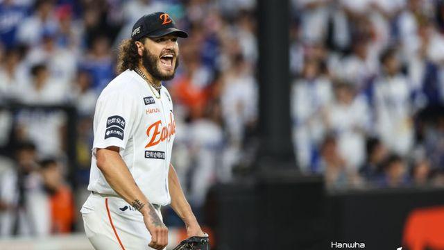 '13승 무패!' KBO 4번째 대기록 폰세가 썼다, '158㎞'로 삼성 타선 무실점 제압 [IS 스타]