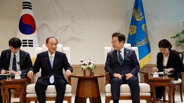 李대통령, 스가 전 日총리 만나 