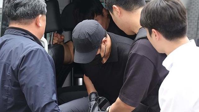 고객 아파트에 침입해 흉기 들고 강도짓 벌인 은행 직원은 이 남자
