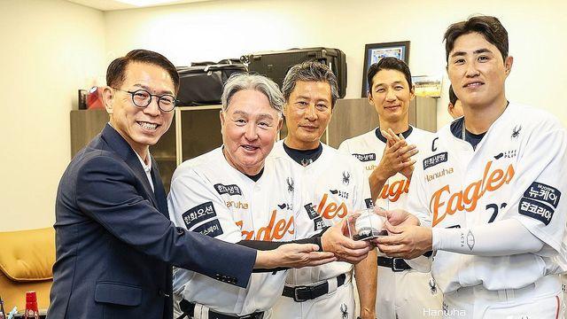 한화 리그 1위도 대단한데…김경문 감독, 축하받을 소식 전해졌다
