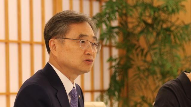 訪日中の趙顕外交部長官、石破茂首相と15分間会談…「友好的な韓日関係の維持・発展」