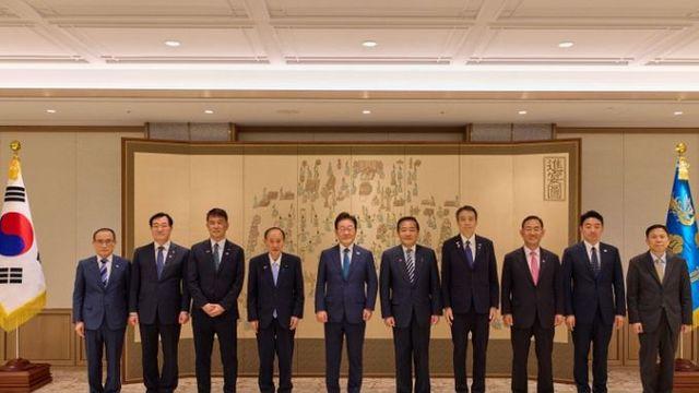 이재명 대통령, 스가 요시히데 전 총리 접견