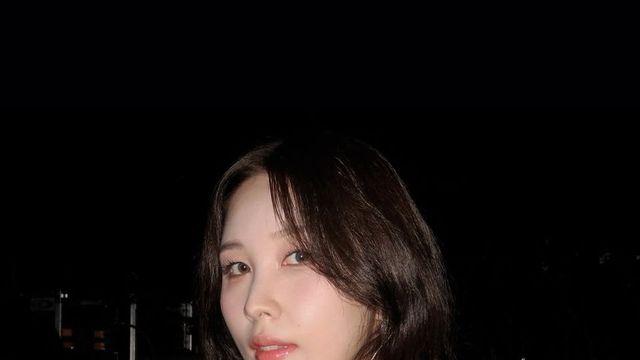'음색 퀸' 권진아, 노래 대신 옷으로 감성 저격? 블랙 슬리브리스 하나로 '백스테이지 여신' 등극