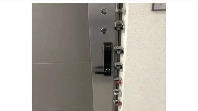 이사왔는데 옆집 문 상태 ㄷㄷㄷ